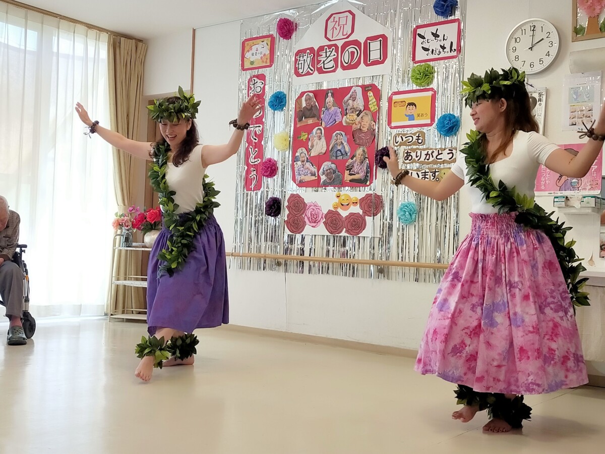 グループホームめぐみ首里の敬老会でフラ部がダンスを披露しました！