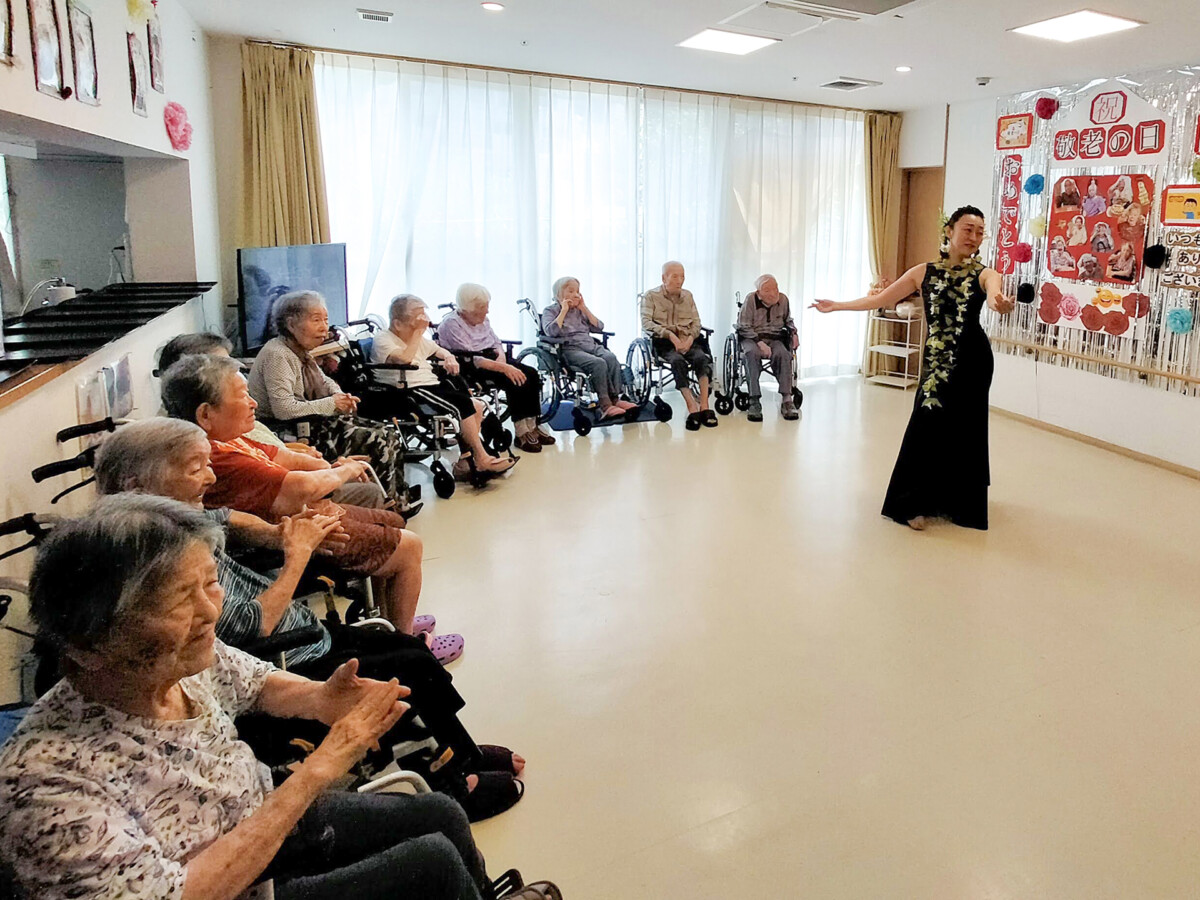 グループホームめぐみ首里の敬老会でフラ部がダンスを披露しました！