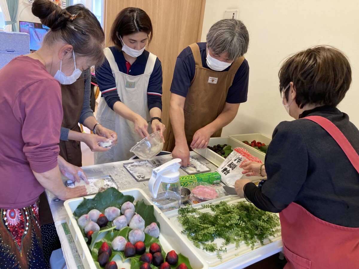 いちご大福を作りました｜グループホームめぐみ牧港　ウェルケア沖縄