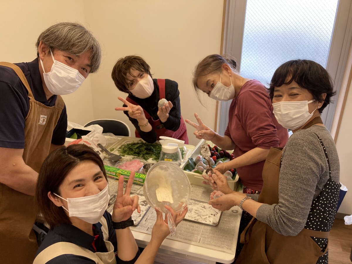 いちご大福を作りました｜グループホームめぐみ牧港　ウェルケア沖縄