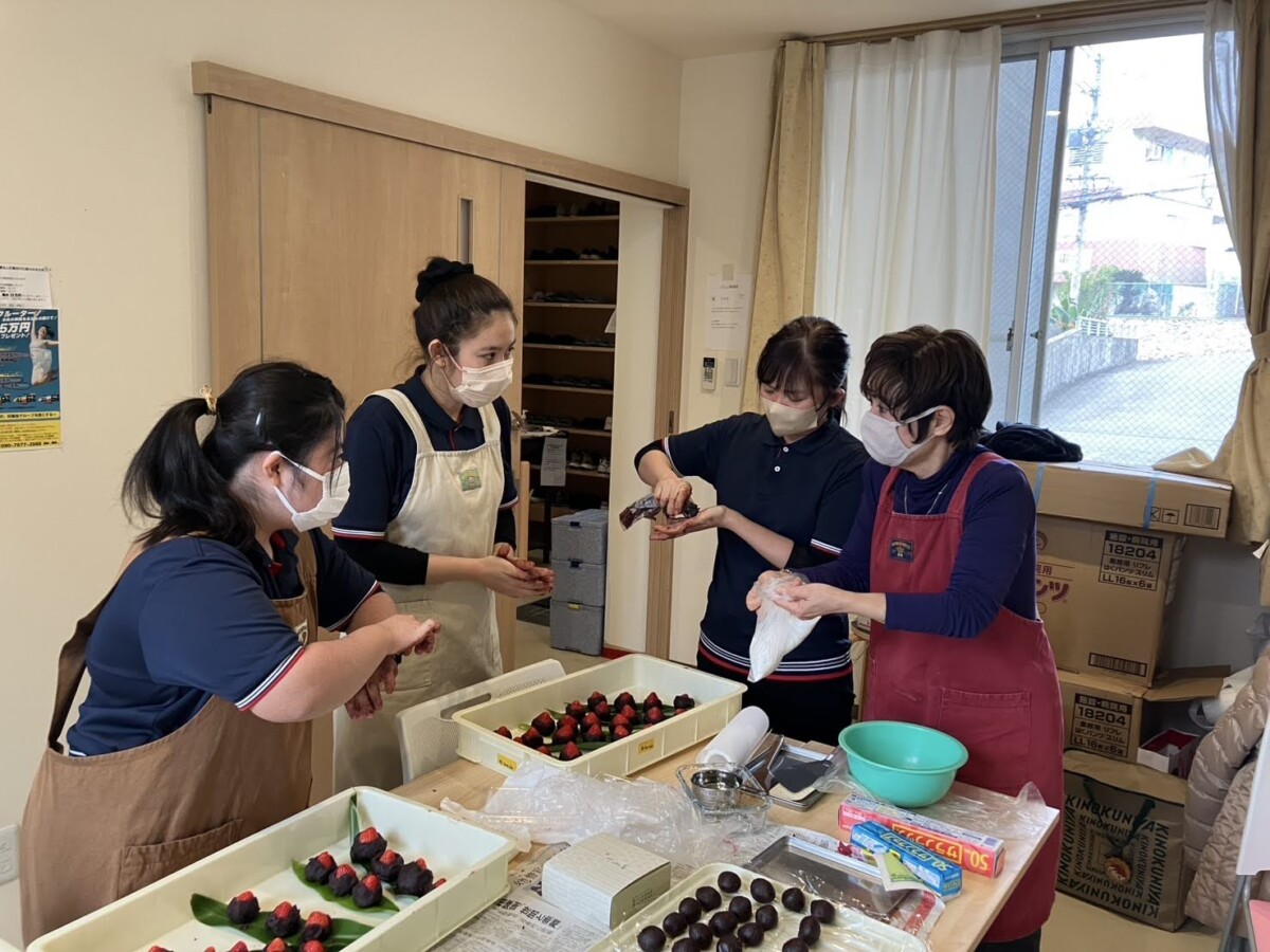 苺大福を作りました｜グループホームめぐみ首里　ウエルケア沖縄