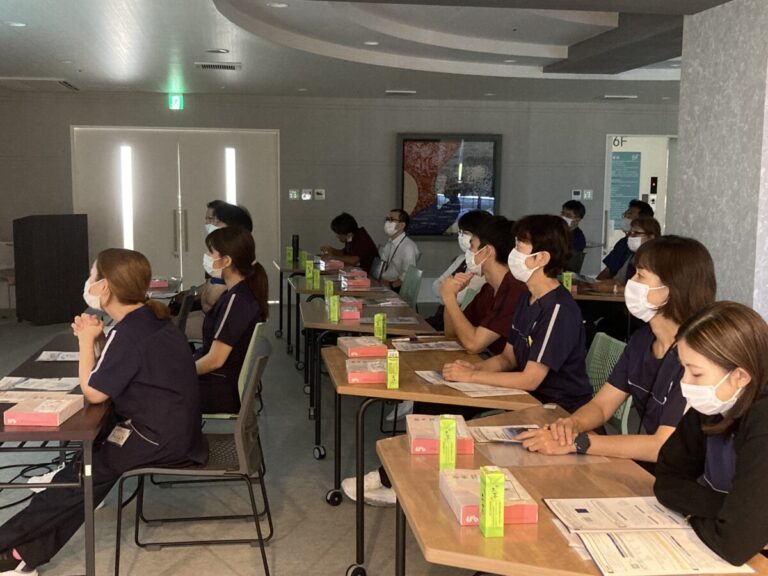 過活動膀胱の治療薬について学ぶ院内勉強会の様子